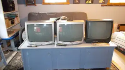 They are not "Smart" and they are not "flat"- these are early 2000's TVs "Old style" but still perfe...