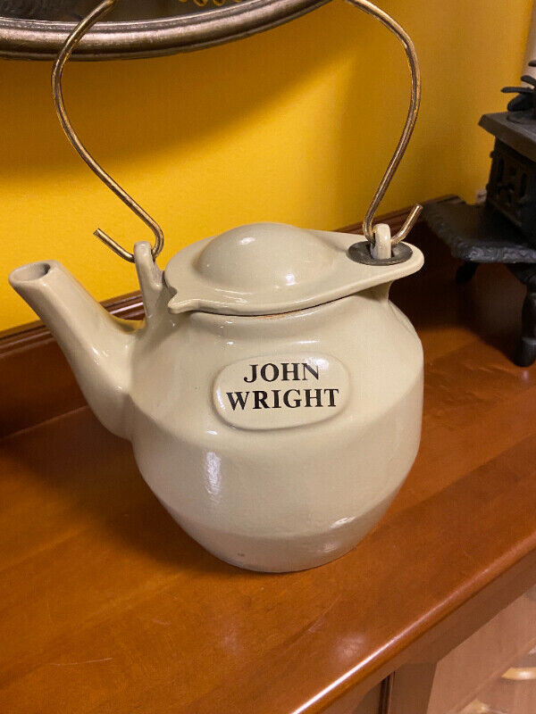 Vintage John Wright Beige Enamel Cast Iron Kettle/Teapot/Rustic in Arts & Collectibles in Oshawa / Durham Region - Image 3