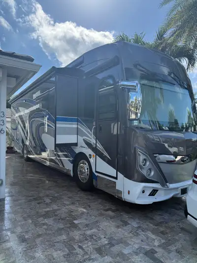 Très beau VR à l’état neuf avec seulement 25000 kilo moteur 450 xcm cummins avec beaucoup d’extra me...