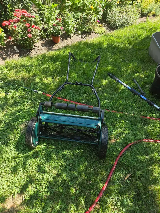 Yardworks Reel Mower in Lawnmowers & Leaf Blowers in Cambridge - Image 3
