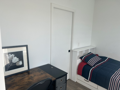 We are three respectful, clean, and easygoing housemates with different schedules, which helps keep...