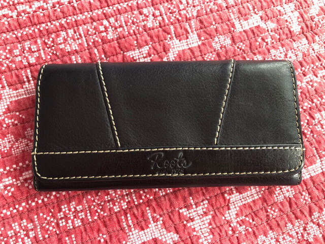 Brand New Genuine Leather Roots Wallet $100 in Women's - Bags & Wallets in City of Toronto