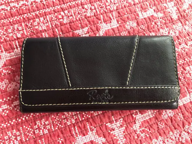 Brand New Genuine Leather Roots Wallet $100 in Women's - Bags & Wallets in City of Toronto - Image 2