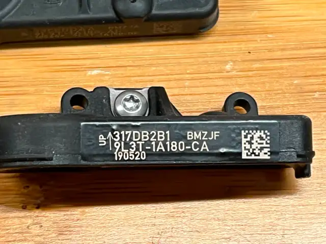 Four OE Ford TPMS (Tire Pressure Monitoring Sensors) in Tires & Rims in Ottawa - Image 3