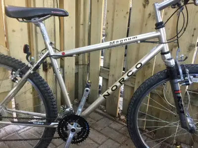 Vélo  de montagne Norco MagnumCadre 18, presque neuf, View more