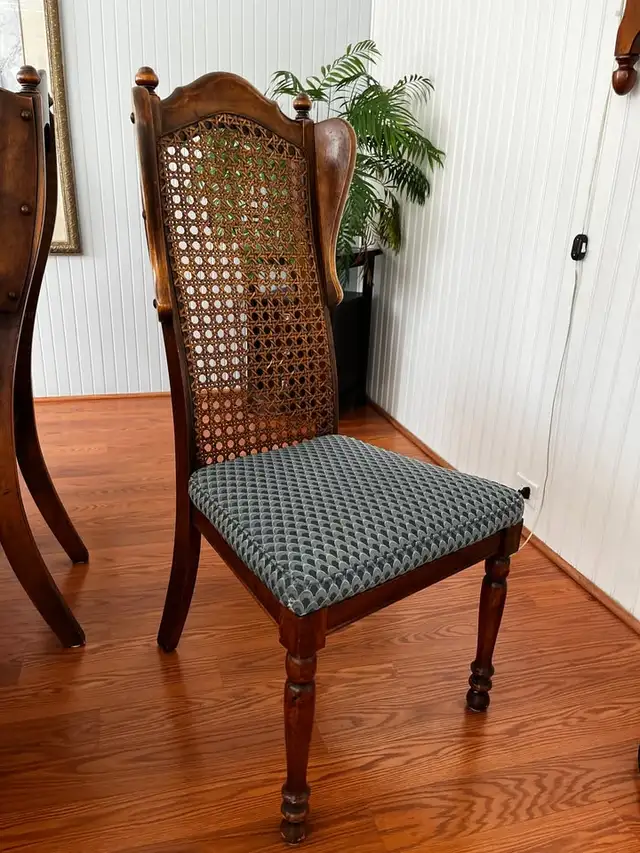 Solid Wood Dining Table Set w 6 Chairs, Vintage in Dining Tables & Sets in Oakville / Halton Region - Image 4