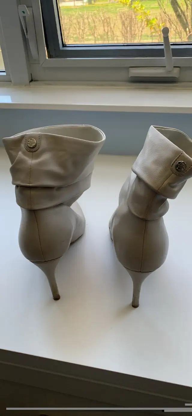 GUESS off white pointed toe boot with heel in Women's - Shoes in Mississauga / Peel Region - Image 3