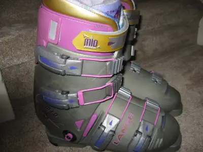 Lightly used pair of Lange Mid Anthea 4.82 with syliconic gel insert TGL Ski boots. They are a Woman...