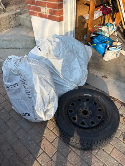 225/60/R17 5x112 bolt pattern. Fits perfect for SUVs. No issues. Lots of tread left.