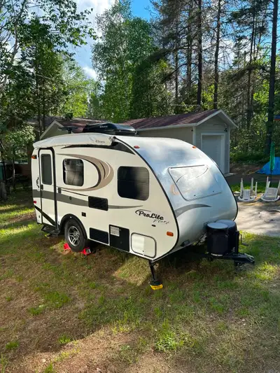 Prolite Plus 2015 (avec extension) est une roulotte ultralégère québécoise très prisée pour son rapp...