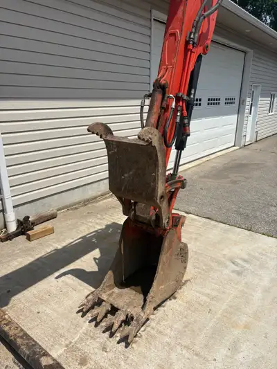 2018 One owner, one operator, Angle blade Thumb Ac, radio, heater 2319hrs Oil and filters changed ev...