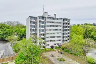 Shared Bedroom for One Girl – Downtown Burlington (2170 Lakeshore Road) We are looking for one girl...