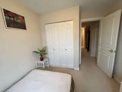 【Richmond高性价比】$700起！水、煤、超速网、洗衣全包！街边免费停车（温哥华难得）近健身房。拎包入住，阳光Townhouse分租，近Garden City Park ✦ 亮点： 超级干净、采...