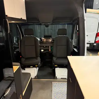 Van aménagé de luxe par Eazyvans, état neuf (jamais utilisé). Profitez d'une liberté totale avec une...