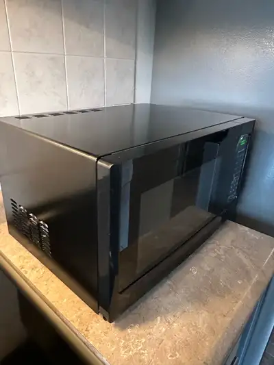 Micro-ondes à vendre. On l'a acheté il y'a même pas un an. Je le vends car je déménage dans un appar...