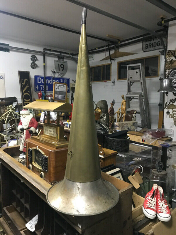 BIG VINTAGE BRASS PHONOGRAPH HORN 36" TO 40" LONG 16" DIAMETER in Arts & Collectibles in Mississauga / Peel Region