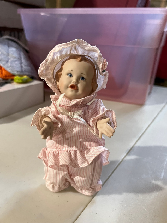 Vintage  Porcelain Dolls in Arts & Collectibles in Chatham-Kent - Image 4