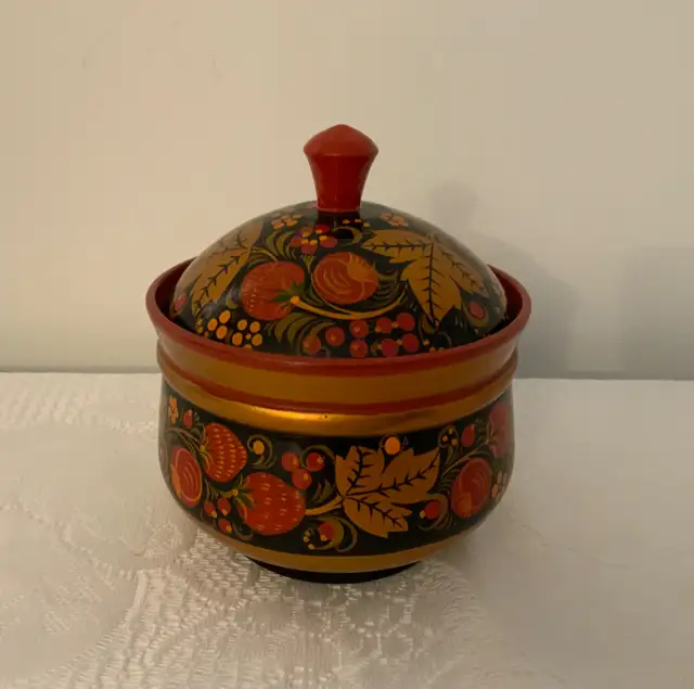 Vintage RUSSIAN Hand Painted Wooden LACQUER BOWL in Arts & Collectibles in Belleville - Image 2