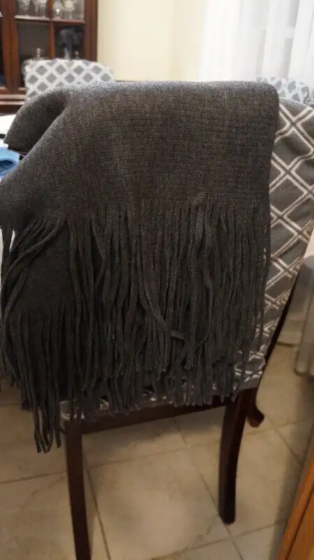 SCARVES  /  GLOVES in Other in Norfolk County - Image 6