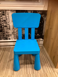 Petite chaise bleue pour enfant