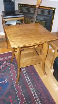 Victorian walnut square table / Table victorienne en noyer