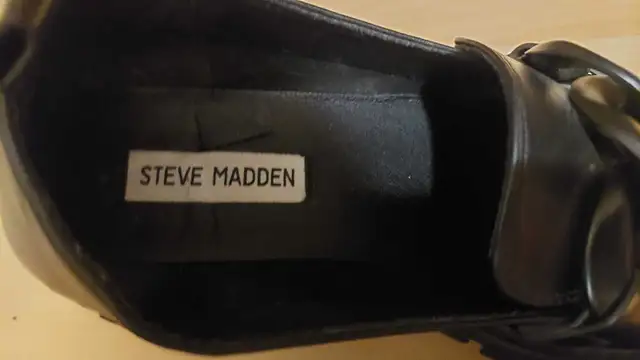 Black Steve Madden Women shoes size 8 with chain style decoratio in Women's - Shoes in Peterborough - Image 6