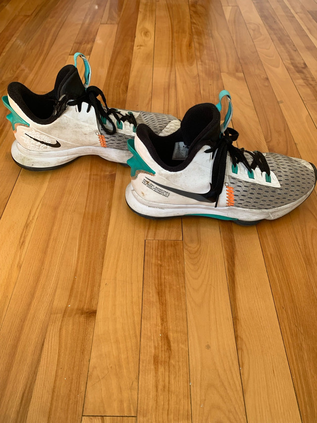 Size 10.5 Nike Lebron Witness V 5 dans Chaussures pour hommes  à Ville de Montréal - Image 2