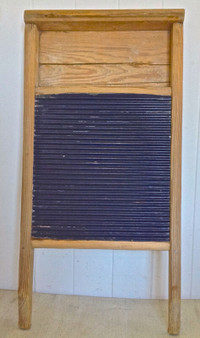 Antiquité  Magnifique planche à laver en bois et tôle bleue