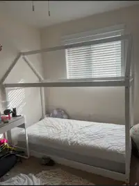 Single canopy bed for child
