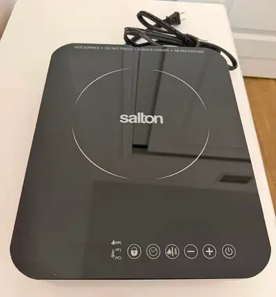 Salton Portable Induction Cooktop Model # ID1401 Like new selling due to move. Pick up in Pointe-Cla...