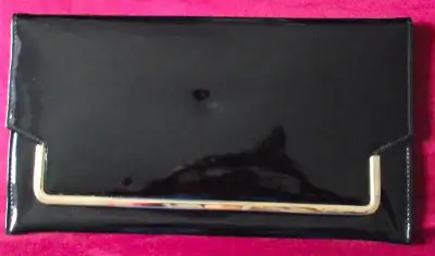 Brillante. Largeur: 29 cm; Hauteur: 16 cm; pochette interne fermée par fermeture éclair. Mate avec r...