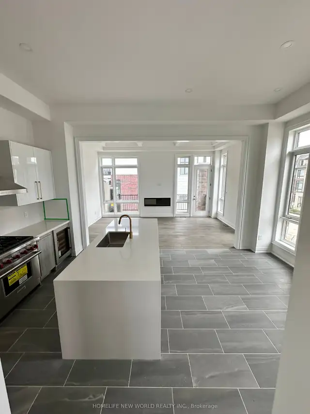 End Unit Townhouse for Rent in Oak Ridges $4000 in Long Term Rentals in Markham / York Region - Image 5