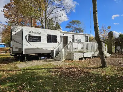 2013 Keystone Retreat. Large Livingroom .. kitchen with island .. large bedroom with King size bed....