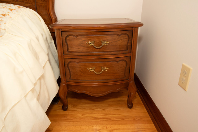Bedroom Set - 6 piece - Queen in Dressers & Wardrobes in St. Catharines - Image 4