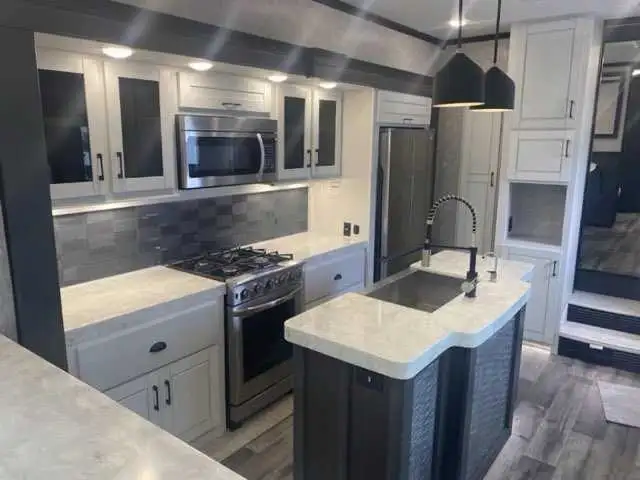 BRAND NEW NEVER USED 5TH WHEEL  in Travel Trailers & Campers in Kingston - Image 4