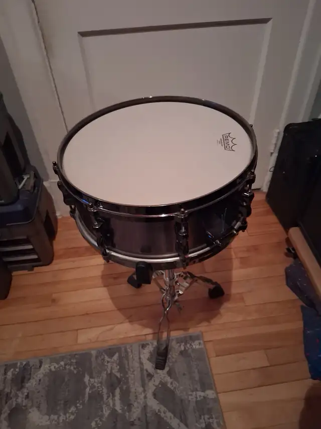 Tama Superstar Snare 14 po 8 log bouleau avec Stand in Drums & Percussion in City of Montréal - Image 3