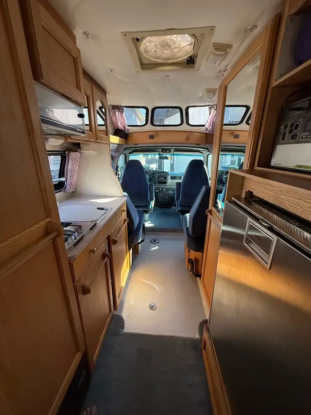 2000 Roadtrek Versatile 200 - Very Low kms - Excellent Condition in RVs & Motorhomes in Calgary - Image 5