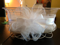 Decorated wired basket/ Panier en fil décoratif