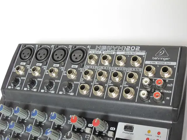Exc.cond Behringer XENYX 1202 12 channel mixer MISSING ADAPTER in Pro Audio & Recording Equipment in City of Toronto - Image 5