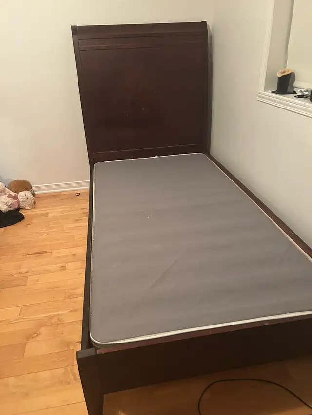 base de lit simple in Beds & Mattresses in Longueuil / South Shore - Image 3