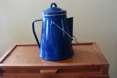 Idéal pour le camping. Ce percolateur à poser sur n'importe quel réchaud ou feu de bois. Le contenan...