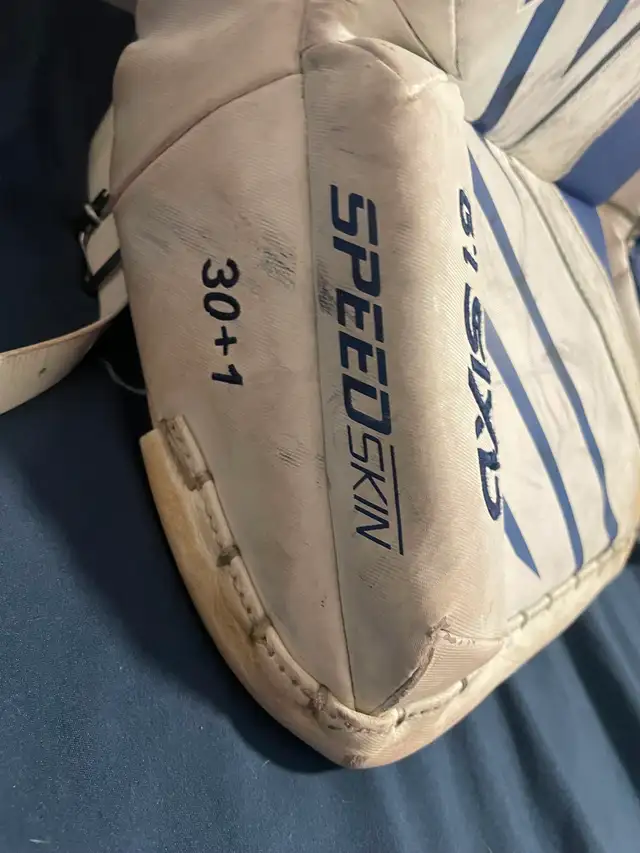 Pads de gardien de hockey sur glace ccm axis 1.9 in Hockey in City of Montréal - Image 9