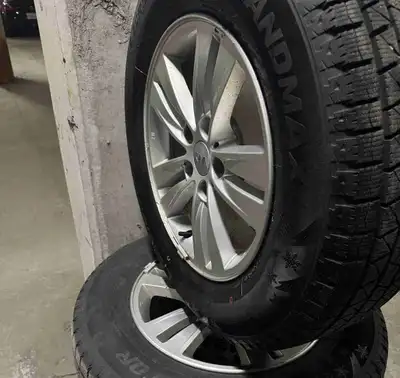 Description: Set of 4 original OEM rims (part number 52910-3U110) from Kia Sportage with almost new...