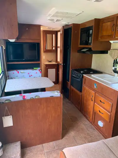 2012 - Coachman Catalina Santara 221FB series camper travel trailer. Inspected 2024 Very good condit...