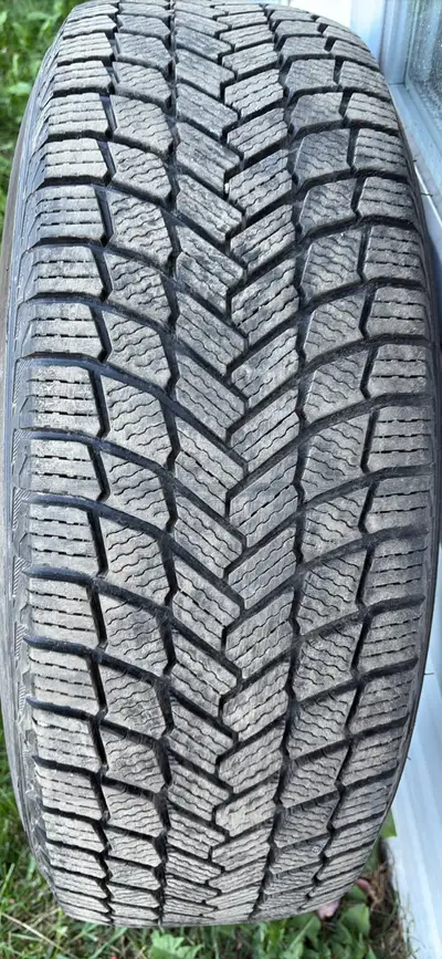 Ensemble de 4 pneus à vendre sans les roues. Utiliser seulement 1 mois. Comme neuf ( acheter l’an de...