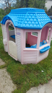 Girls backyard playhouse