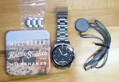 Fossil Hybrid HR smartwatch with original 22mm metal bracelet (unused). The watch has a e-ink screen...