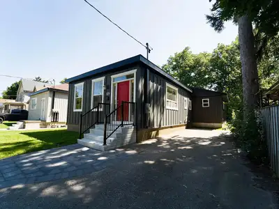 Western Home Rental - Female Roomate!