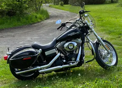 Low miles like new 07 Street Bob with quick detach windshield, engine guard, hard saddlebags and pas...
