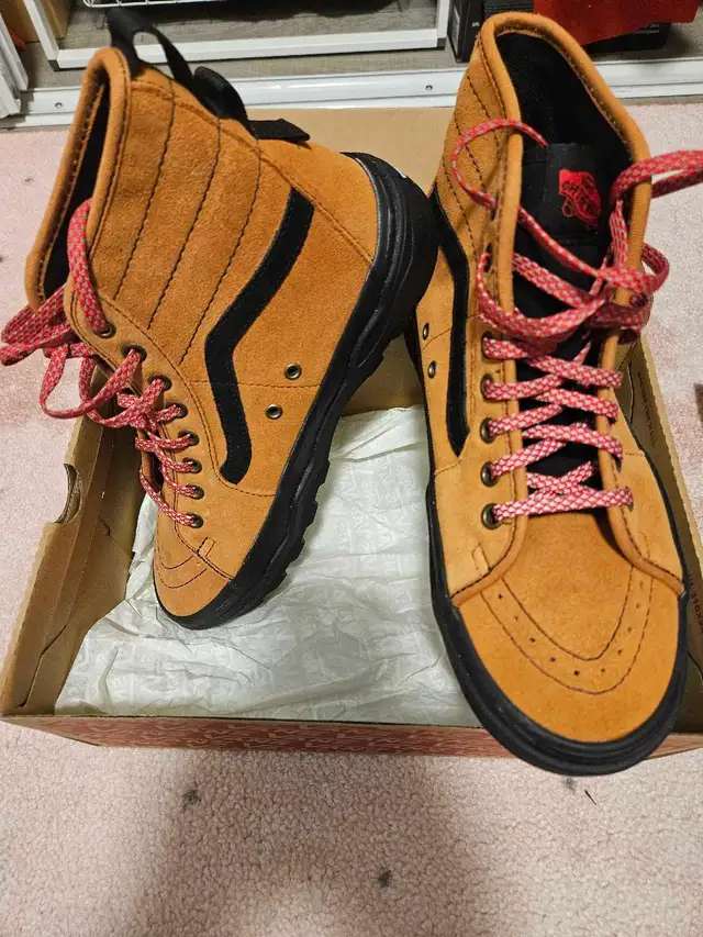 (NEW)M7/W8.5 Vans Sk8-Hi Suede Boots in Women's - Shoes in Markham / York Region - Image 3